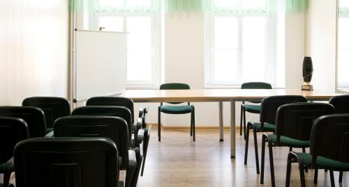 a conference room with a table and chairs at Sanatorium Uzdrowiskowe Chemik in Duszniki Zdrój
