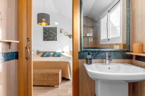 a bathroom with a sink and a bedroom with a bed at Vistolmar Tivoli A213 in Benalmádena