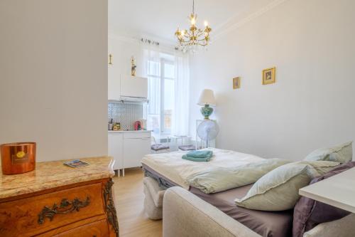 a bedroom with a bed and a couch at Joli studio près de Monaco in Beausoleil