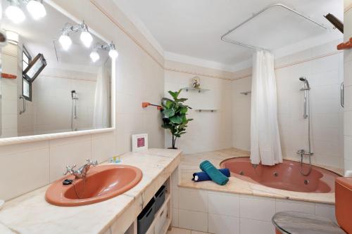 a bathroom with a tub and a sink at Penthause Luxe 501 sea View pool in Playa Fañabe