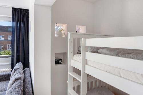 a small bedroom with a bunk bed and a window at Hansa Nest in Hamburg