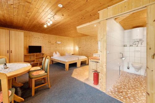 a room with a bathroom with a shower and a toilet at Bungalow 26 - Kimbucht in Reichendorf