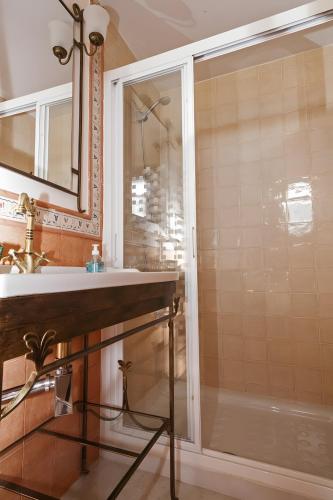a bathroom with a shower and a sink at Montes De Alhama in Villarraso