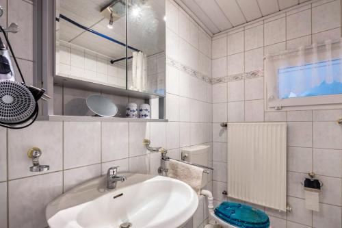 a bathroom with a sink and a toilet at Ferienwohnung Sigrun in Niedenstein