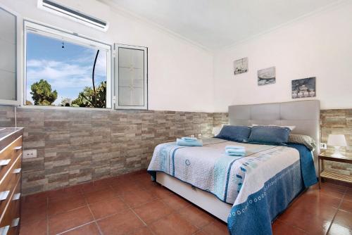 a bedroom with a bed and a window at Vivienda V Torres 4 in Vega de San Mateo