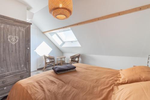 a bedroom with a bed and a table and chairs at Chalet 2 Pièces Avec Terrasse in Ouzous