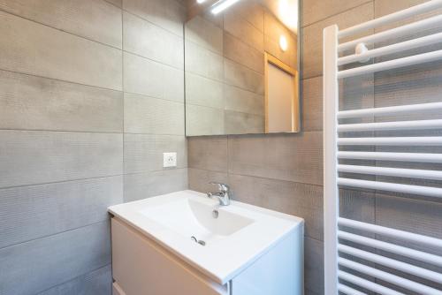 a bathroom with a white sink and a mirror at Chalet 2 Pièces Avec Terrasse in Ouzous