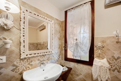 a bathroom with a sink and a mirror at Agriturismo U'Spigu Nonna Annetta in Nasino