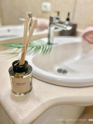 a jar of toothbrushes sitting on a bathroom counter next to a sink at Apartamento Isla Feliz in San Miguel de Abona