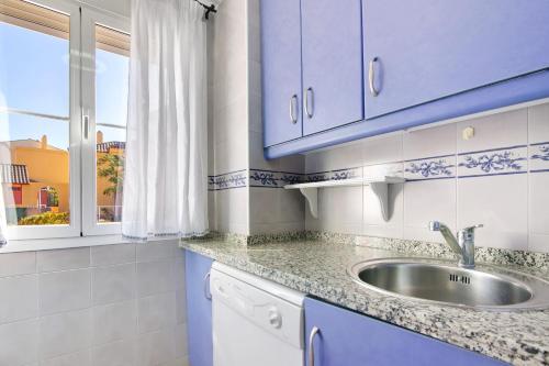 a kitchen with a sink and a window at Duplex Luminoso Campo de Golf in Islantilla