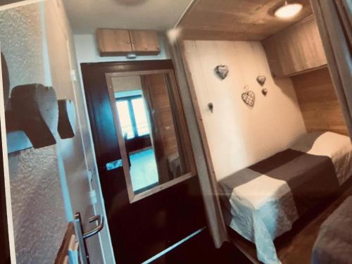 a small room with a bed and a window at Appartement Higginson Val Thorens in Val Thorens