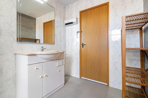 a bathroom with a sink and a mirror at Caseta de l'avi in Camarles