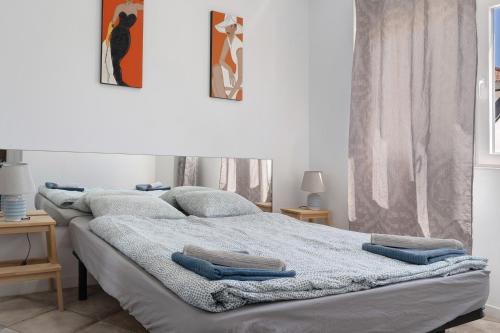two beds in a room with towels on them at Apartamento Las Flores5 in San Bartolomé