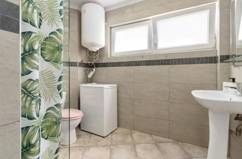 a bathroom with a toilet and a sink at Apartamento Las Flores5 in San Bartolomé