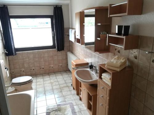 a bathroom with a toilet and a sink at Ferienwohnungen Ingrid Alfes in Ernestus