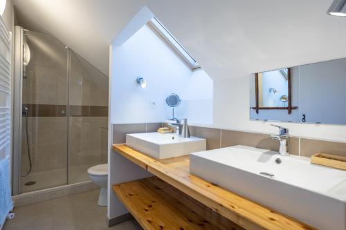 a bathroom with two sinks and a shower at Au Fil Du Réguinier - Gîte Briançon in Briançon