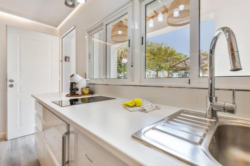 a kitchen with white counters and a sink at Chabelas Loft in Lajita
