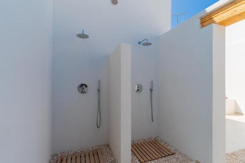 a bathroom with white walls and a shower at Dimora delle Riserve Naturali in Torre Colimena