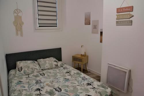 a bedroom with a bed and a television in it at App de caractère Centre Joigny Z1 in Joigny