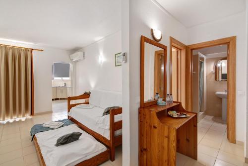 a room with two bunk beds and a bathroom at Casa Ferrão in Armação de Pêra