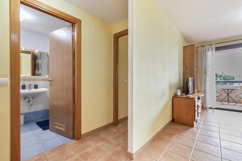 a hallway with a door leading to a bathroom at Palm Serenity in Playa Paraiso