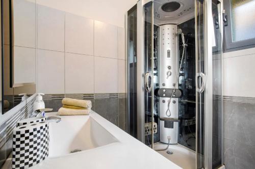 a bathroom with a sink and a shower at Casa da Bemposta in Machico