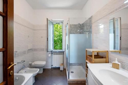 a bathroom with a sink toilet and a shower at Ai campi in Stella