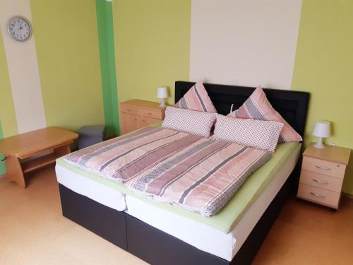 a bedroom with a bed with pink and pink pillows at Ferienhaus Waldblick in Reinharz