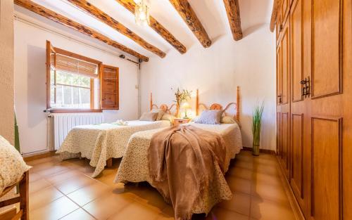 a bedroom with two beds in a room at Ca La Rosalia in El Pla de Manlleu