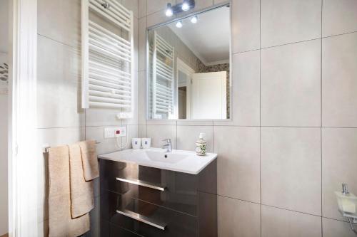 a bathroom with a sink and a mirror at Villa Viruta in El Bosque