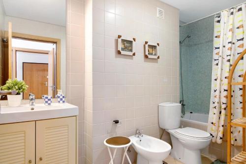 a bathroom with a toilet and a sink and a shower at Apartamento Maré Cheia Sl40 in Santa Luzia