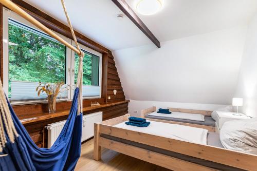 a room with a bed and a hammock at Ferienwohnung Carolin Witt in Großsolt