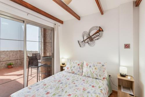 a bedroom with a bed and a balcony at Villa Florymar in Ingenio
