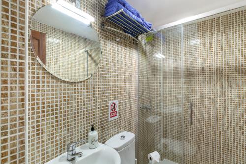 a bathroom with a mirror and a toilet and a shower at Villa Florymar in Ingenio