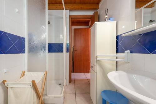 a bathroom with a sink and a shower at Villa Birgit in Monte Nai