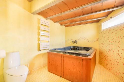 a bathroom with a sink and a toilet at Cal Maso in Hostafranco