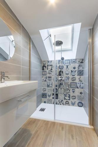 a bathroom with a shower and a sink at Gîte Du Moulin De La Violaye in Fay-de-Bretagne