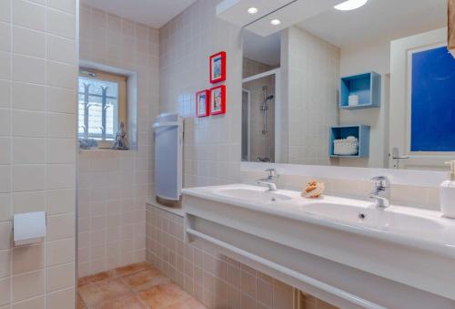 a bathroom with a sink and a mirror at La Colline aux Rêves - Chambres d'hôtes in Saint-Franc