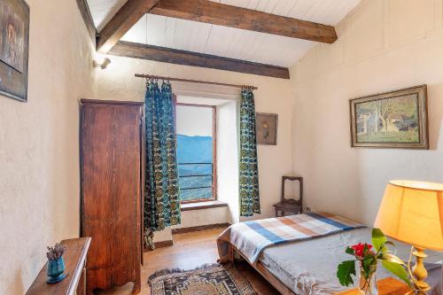 a bedroom with a bed and a window at Silent View - Unità 18 in Baiardo