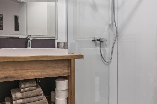 a bathroom with a shower and a sink at Ferienwohnung Eifelzauber in Greimerath