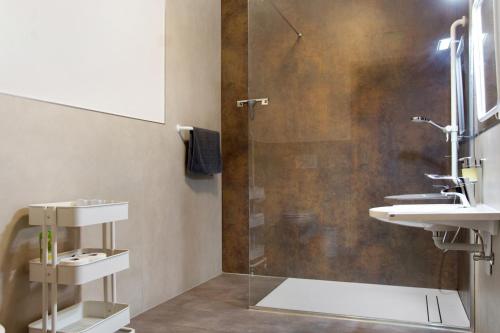 a bathroom with two sinks and a shower at Maiglöckchen in Unterwittighausen