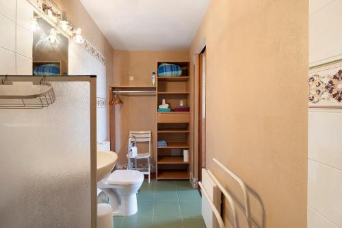 a bathroom with a toilet and a sink at Chambre d'Hotes La Roseraie in Saint-Émilion