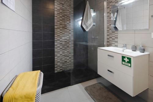 a bathroom with a shower and a sink and a toilet at Casa Caminho da Esperança in Porto Judeu
