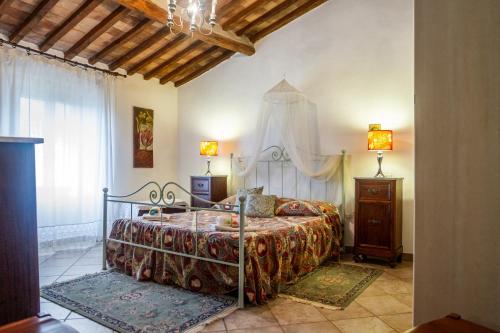 a bedroom with a bed in a room at Querciagrossa da Dora in Roccastrada