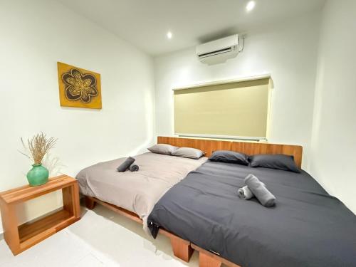 two beds sitting next to each other in a bedroom at Mujito4 16PAX 4BR 1 Min To ECM KCM, BBQ PIT, PS4, Netflix in Kuantan