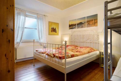 a bedroom with a bed and a window at Ferienhaus Sundperle in Stralsund