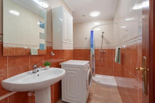 a bathroom with a sink and a toilet and a shower at apto luminoso lagos del cotillo in La Oliva