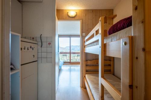a small room with bunk beds and a hallway at Studio Avec Vue Splendide in Villarembert