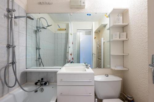 a bathroom with a sink toilet and a mirror at Studio Avec Vue Splendide in Villarembert