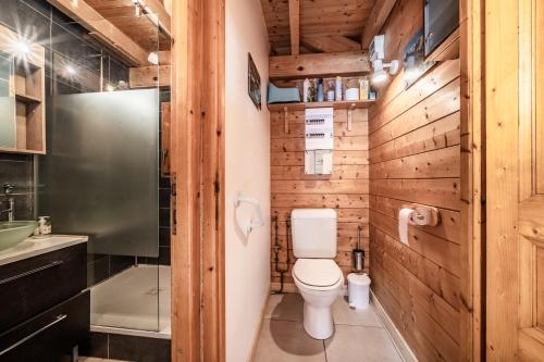 a bathroom with a toilet and a shower at Chalet 7p Confort - Le refuge in Verchaix